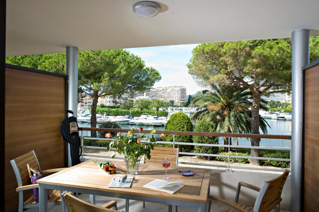 曼德琉-拉纳普勒Vacancéole - Résidence Carré Marine的一间配备有桌子的用餐室,享有水景