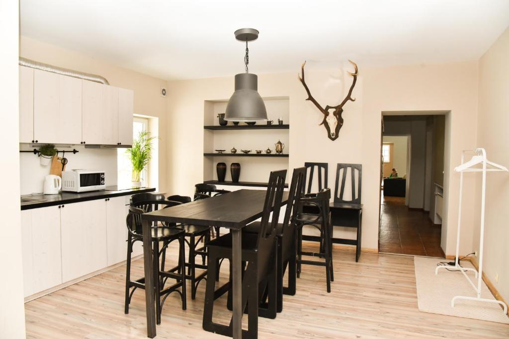 马鲁佩Garden View Home的厨房以及带黑色桌椅的用餐室。