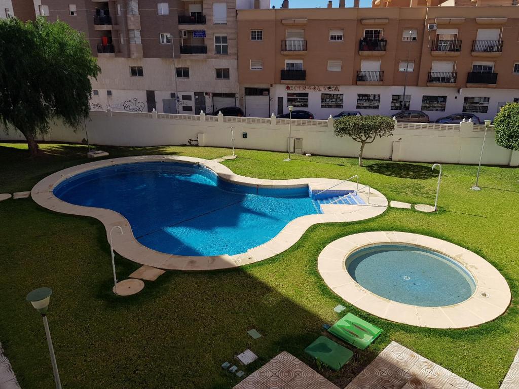 滨海罗克塔斯Apartamento Aguadulce Moreno的庭院中间的大型游泳池