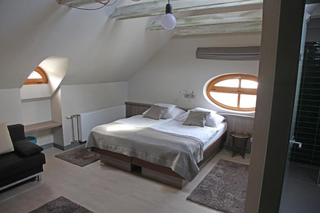 克塞洛Portré Panzió的一间卧室设有一张床和一个大窗户