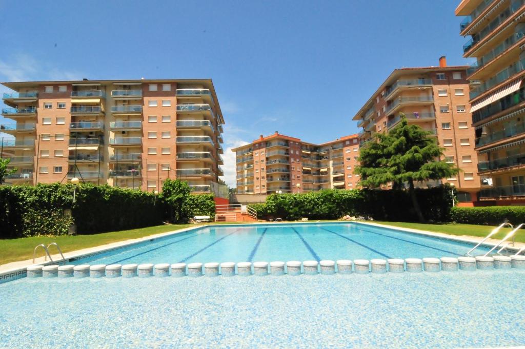 圣苏珊娜HomeHolidaysRentals Aqua的一座大型游泳池,拥有2座高公寓楼