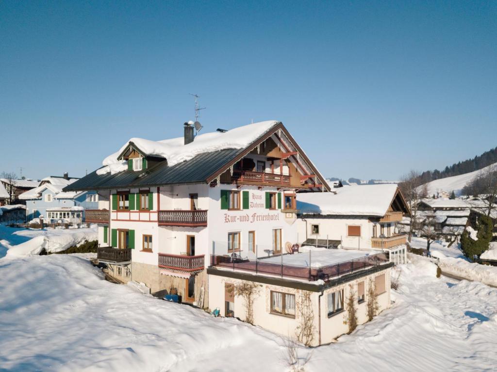 上施陶芬Haus Daheim的雪中的房子,屋顶上积雪