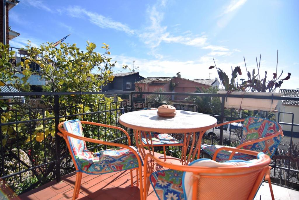 皮内达德马尔HomeHoidaysRentals Millet的阳台上的小桌子和椅子