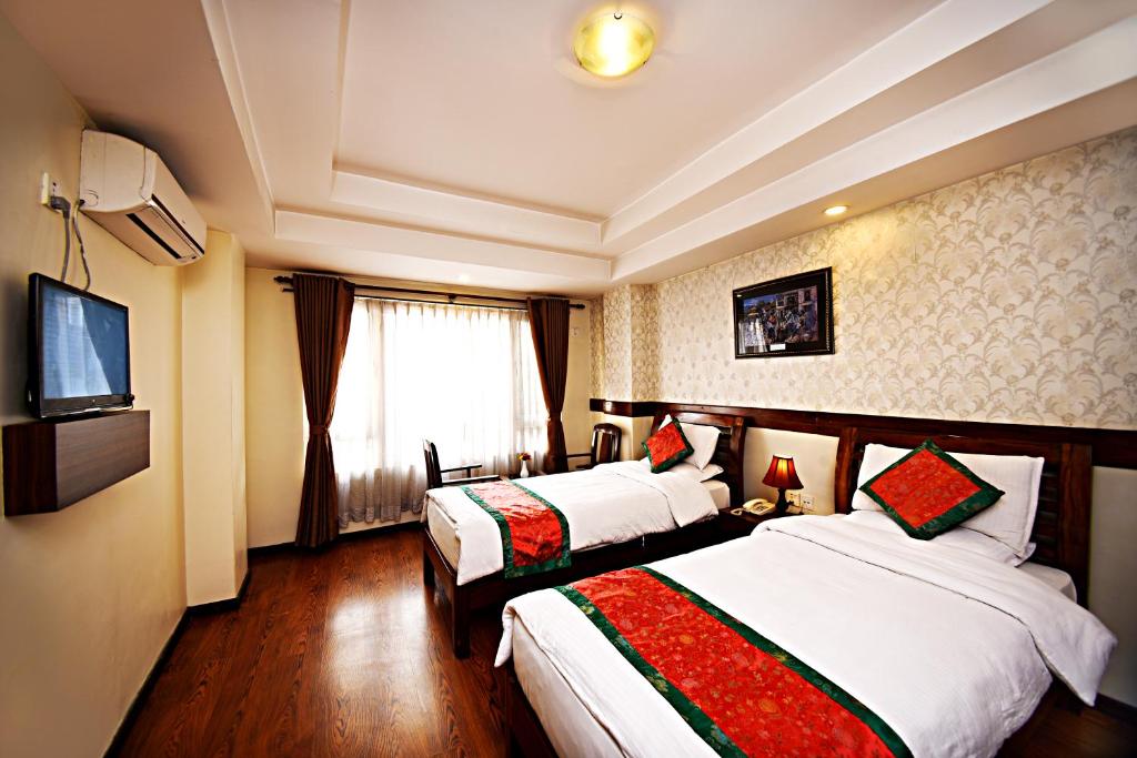 加德满都朋友之家酒店的酒店客房设有两张床和电视。