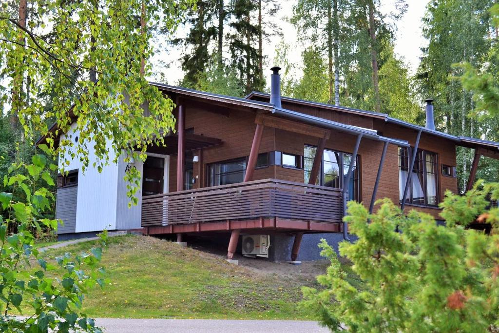 伊马特拉Saimaa Style Spa Chalet的树林中带大甲板的房子