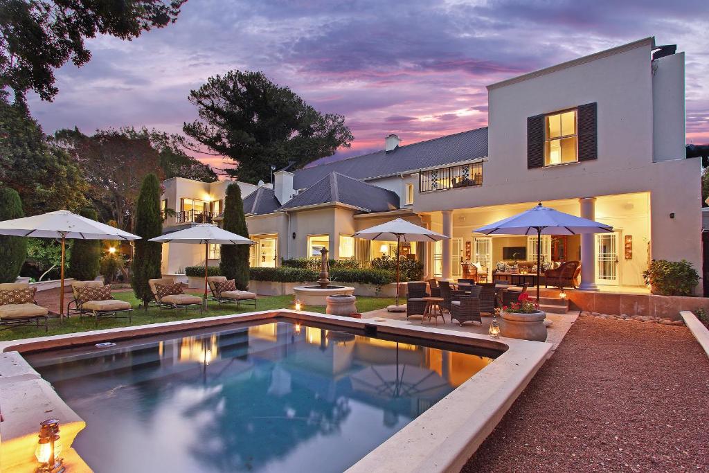 斯泰伦博斯Stellenbosch Manor的一座房子前面设有游泳池