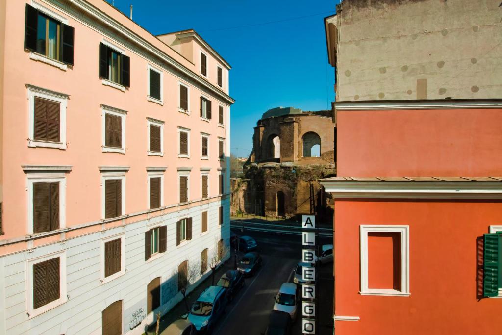 罗马Hotel Balilla的两栋建筑之间街道的景色