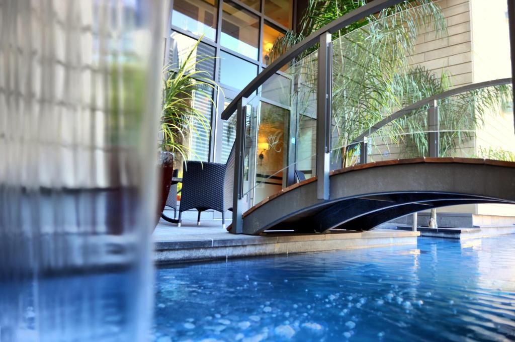 蒙特利尔圣马丁别墅酒店的一座带游泳池和桥梁的建筑