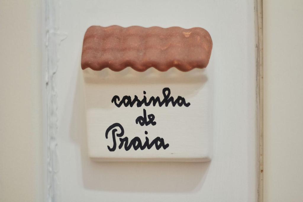 加亚新城Casinha da Praia - Vila Nova de Gaia的盒子里的饼干,字眼里抱怨是桑塔