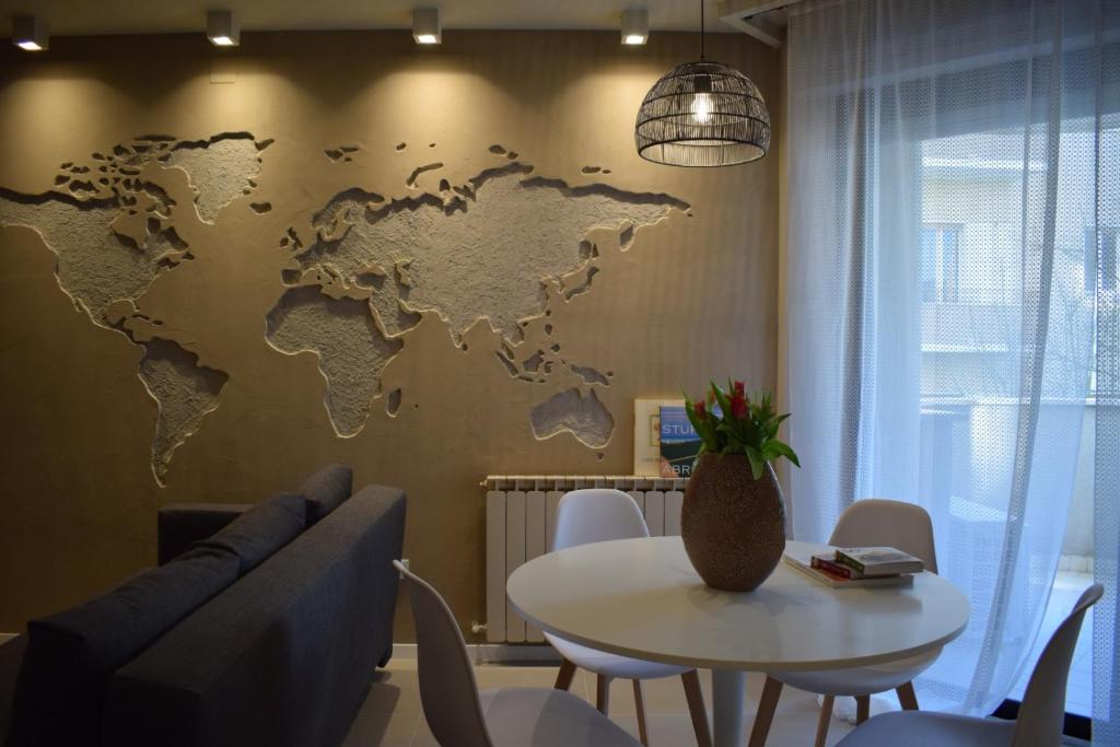 佩斯卡拉MaSà Appartamenti (Il Mare in Salotto)的墙上有一张桌子和一张地图的房间