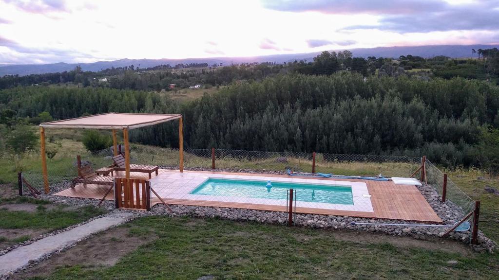 Gran Cabaña en Villa Yacanto内部或周边的泳池