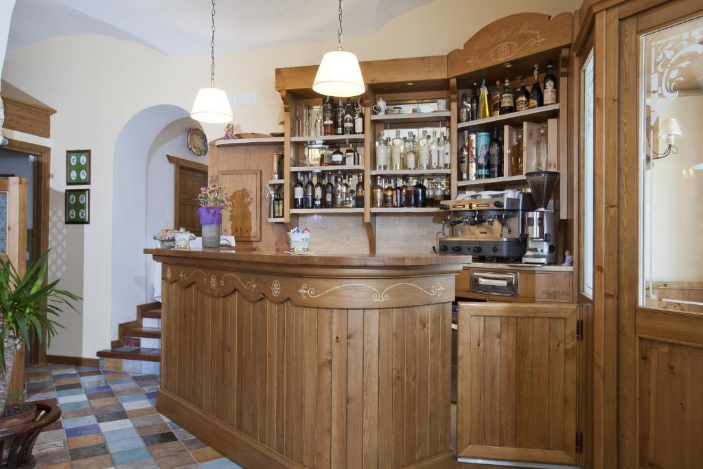 佩斯卡塞罗利杜卡阿布鲁齐酒店的一间设有木橱柜的餐厅内的酒吧