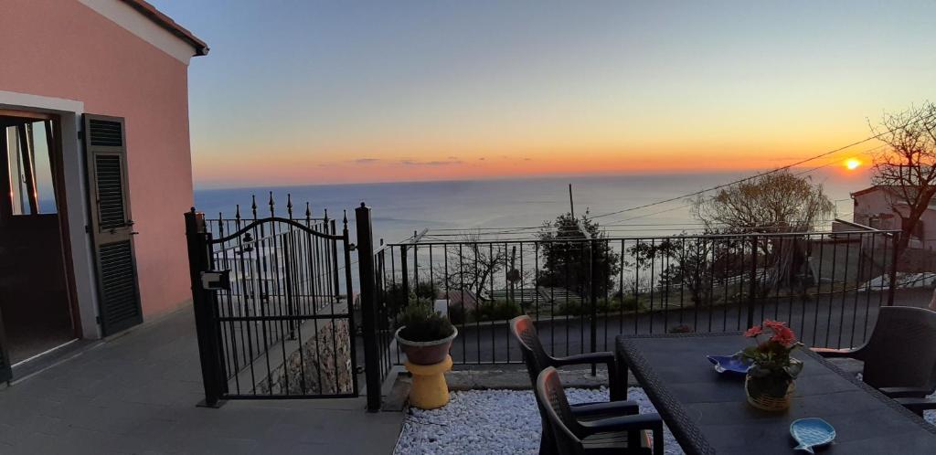 San BernardinoCasa vacanze Osvaldo的日落时分享有海洋美景的阳台