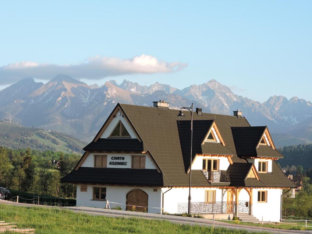 恰萨纳格拉Chata Koziniec przy wyciągu的山地屋顶度假屋