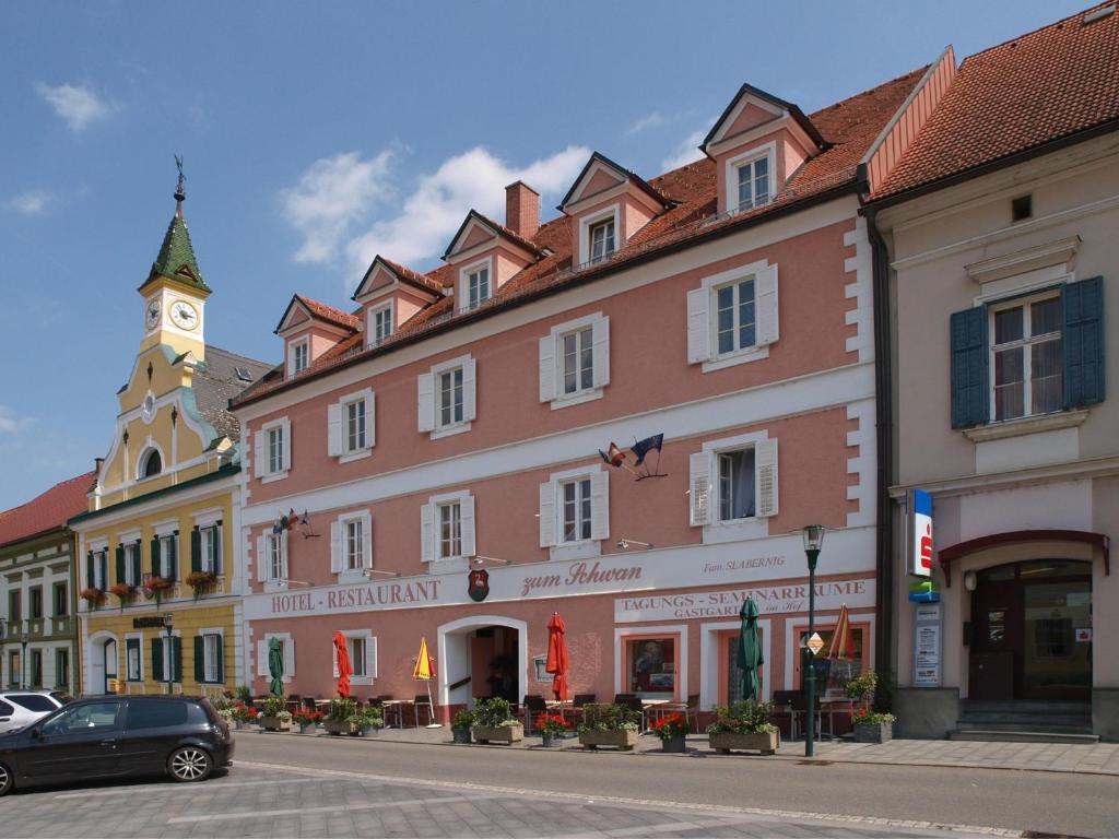 Schwanberg施万酒店及餐厅的街道上一座钟楼