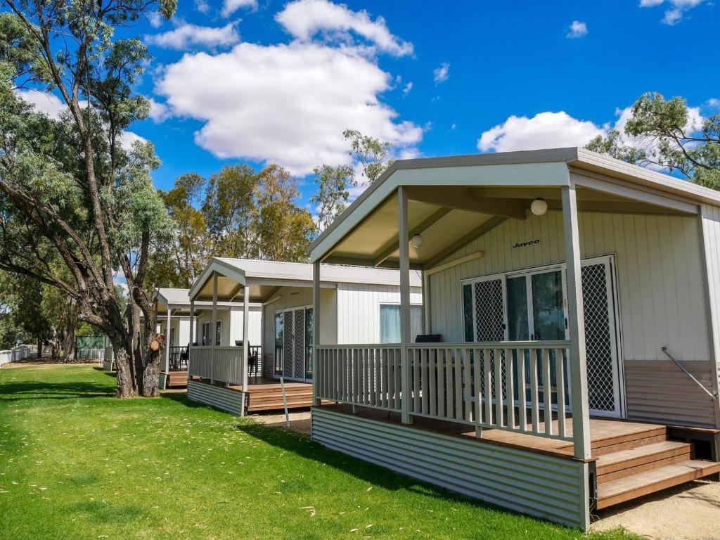 WaikerieWaikerie Holiday Park的一座带门廊和甲板的制造房屋