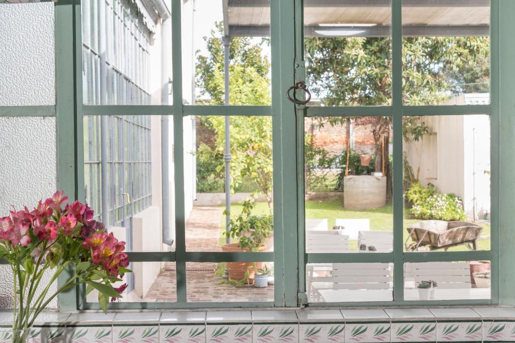坦迪尔Casa Chacabuco Tandil的开放式窗户享有庭院的景致。