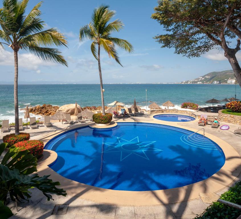 巴亚尔塔港Ocean Front, 3 bedroom, 3 bathroom, Casa Natalia, Playa Esmeralda的一座背景海洋的游泳池