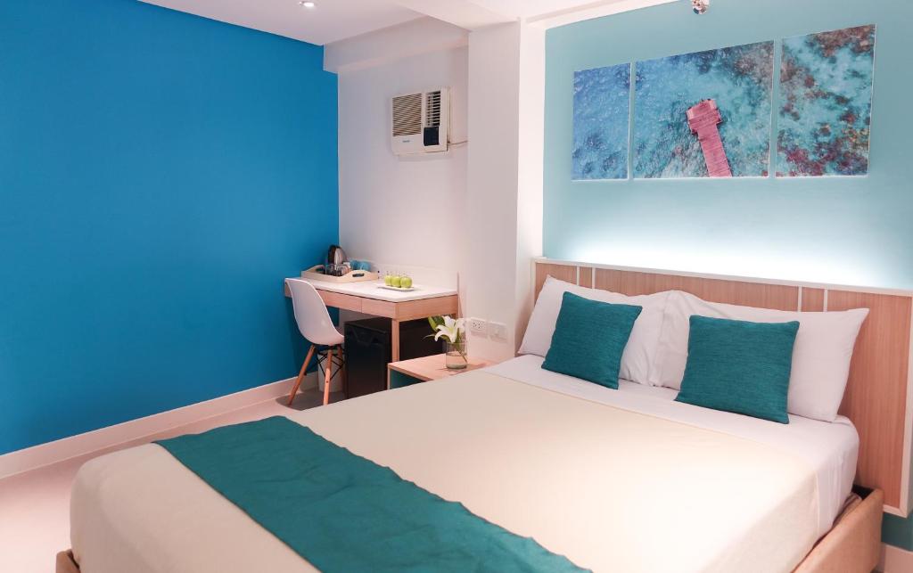 长滩岛帕缇欧太平洋度假村的一间卧室配有一张床和一张书桌