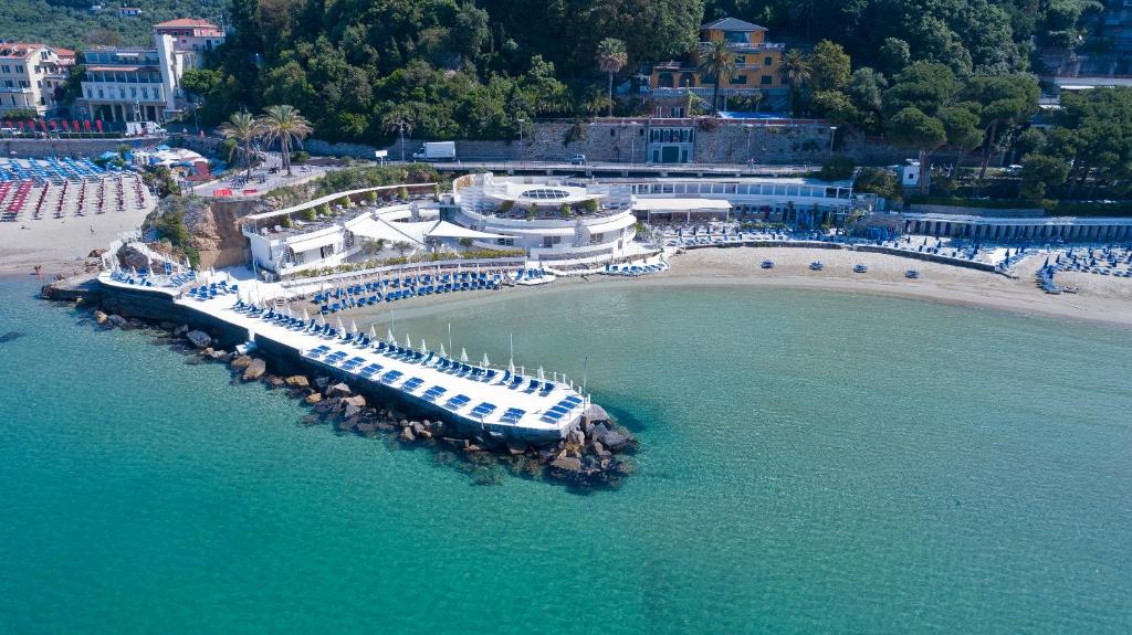 莱里奇短笛德尔丽都酒店的游船享有海滩的空中景致