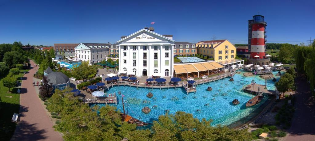 鲁斯特钟岩欧洲主题公园&冒险度假村四星级高级酒店的享有度假村的空中景致,设有大型游泳池