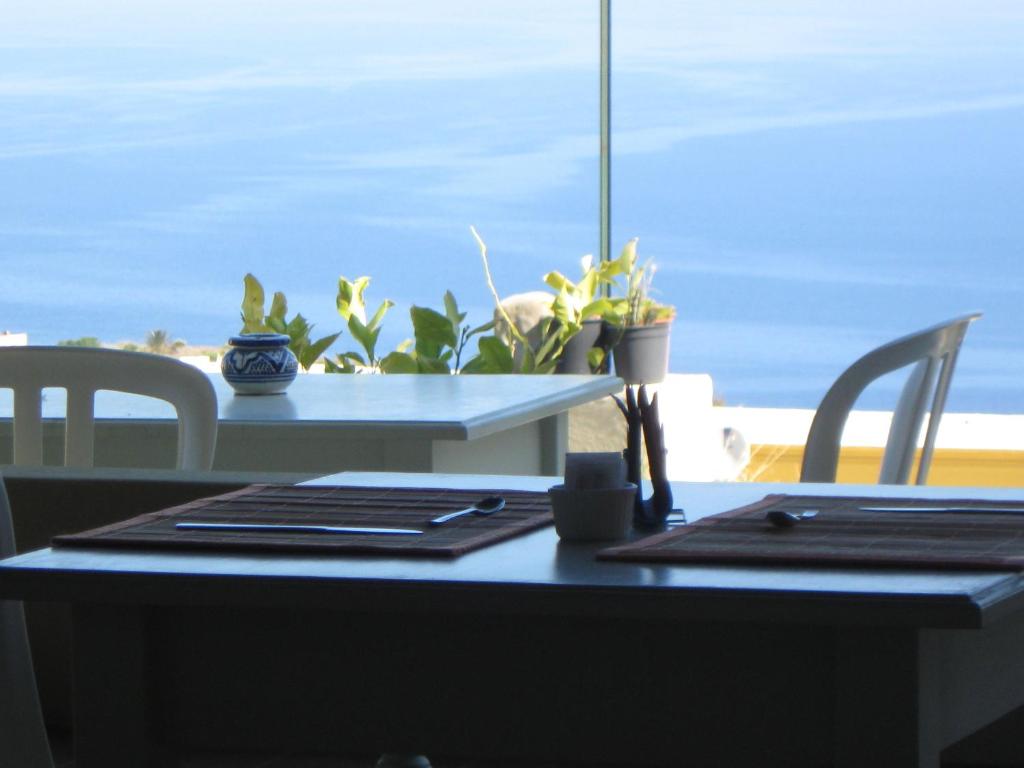 马尔法埃奥利亚诺住宿加早餐酒店的一张桌子和椅子,享有海景