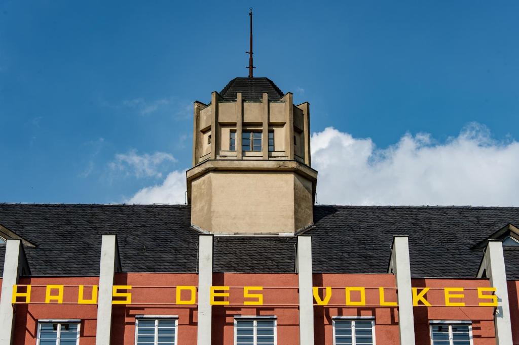 普罗布斯特采拉沃克斯之家-包豪斯酒店的一座建筑的顶部有一个钟楼