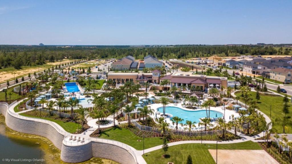 基西米Imagine You and Your Family Renting this 5 Star Villa on Solara Resort, Orlando Villas 2618的享有带游泳池的度假村的空中景致