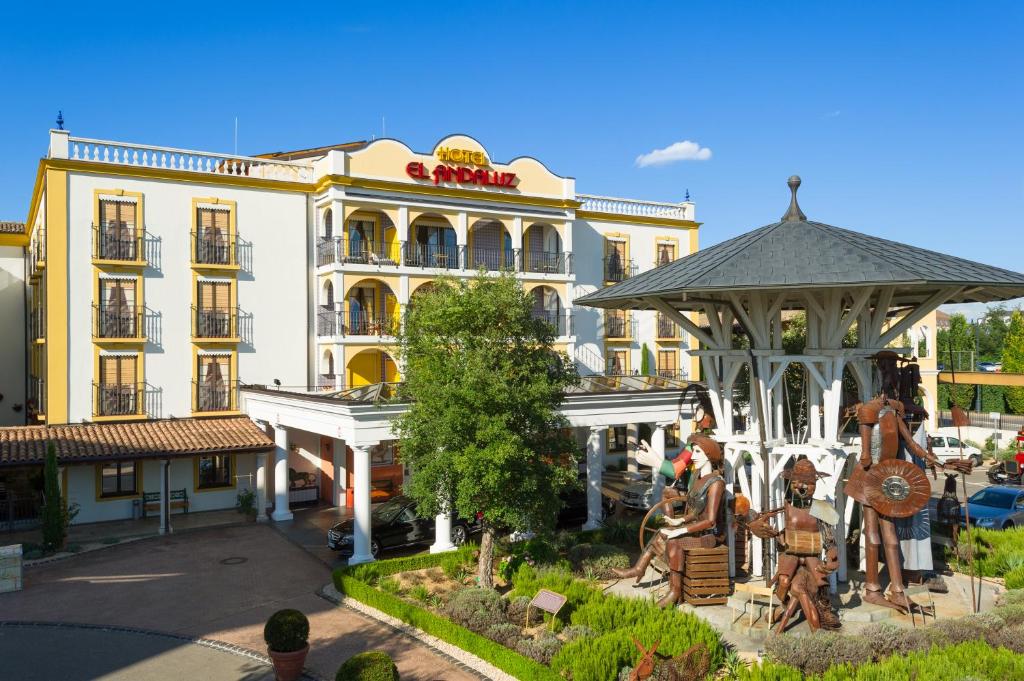 鲁斯特安达卢兹埃尔勒布尼斯四星级酒店 - 欧罗巴游乐园和埃尔勒布尼斯度假村的大楼前设有凉亭的酒店