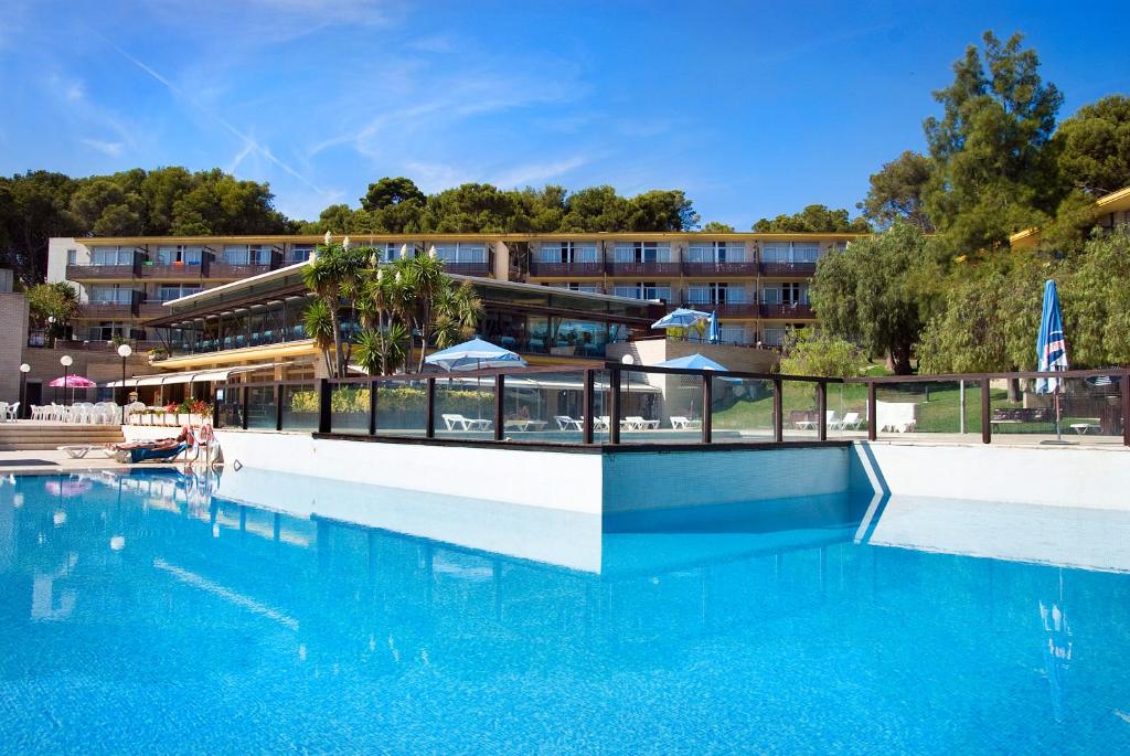 普拉加德阿罗科姆塔特圣霍尔迪公寓式酒店的酒店前方的大型游泳池