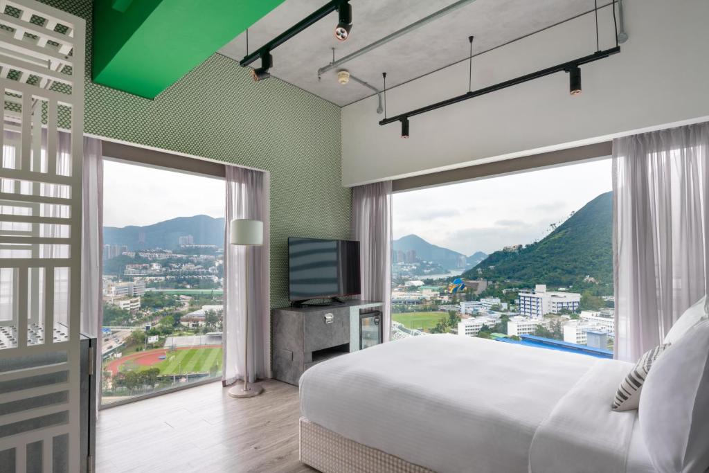 香港Southside by Ovolo的一间卧室设有一张大床和一个大窗户