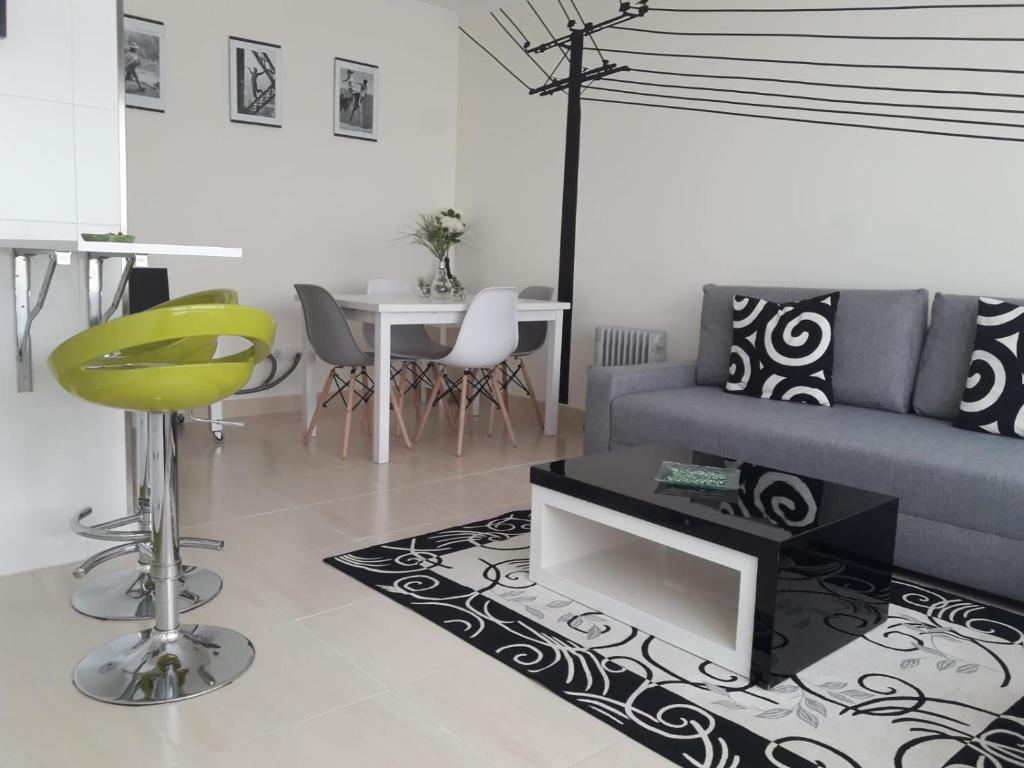 普埃尔托德尔松Apartamento Baroña的客厅配有沙发和桌子