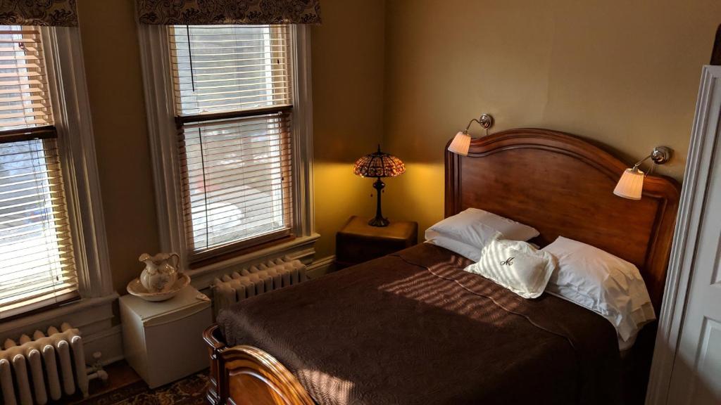 渥太华迈克斯旅馆的一间卧室设有一张床和两个窗户。