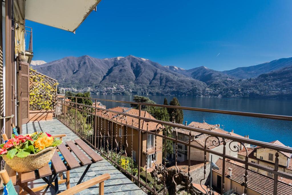 卡拉泰乌廖Lovely Apartment Overlooking Lake Como by Rent All Como的享有水景和山景的阳台