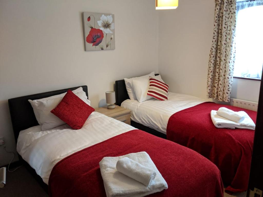 特尔福德Princes Lodge的两张睡床彼此相邻,位于一个房间里