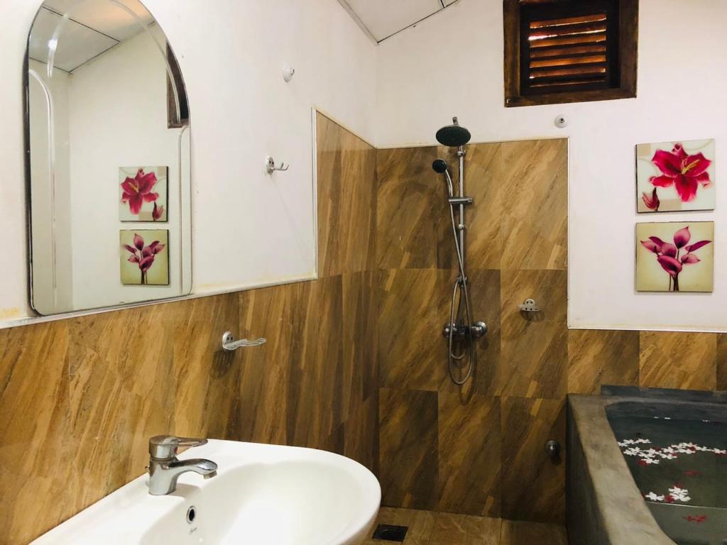 哈伯勒内Bangalawa Resort的一间带水槽和镜子的浴室