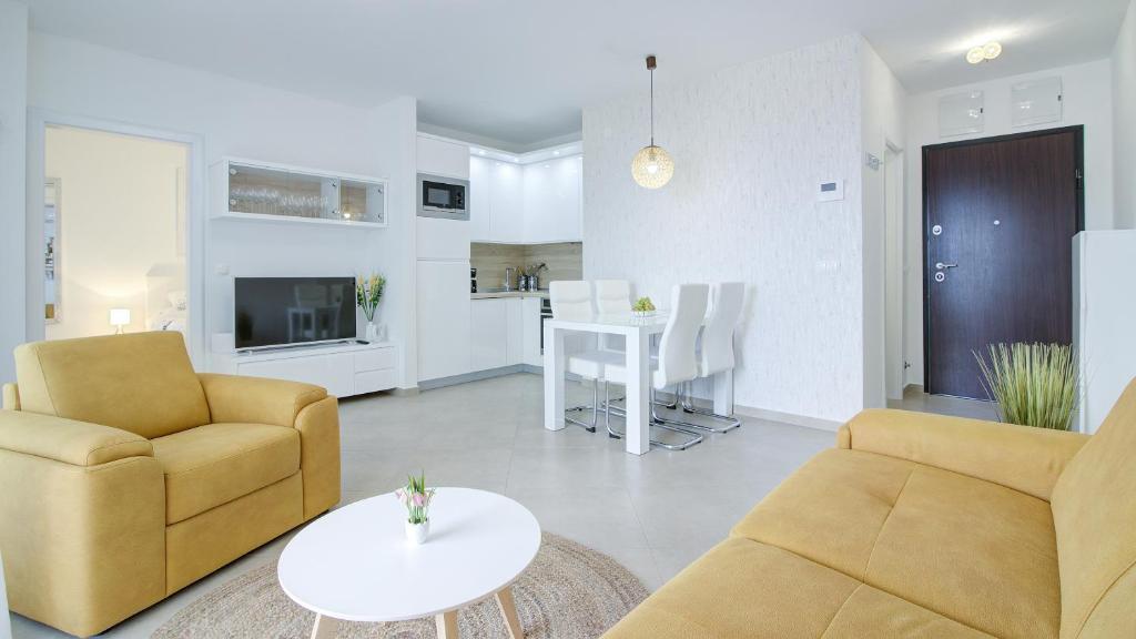 塞尼Apartments Luka - Villa Sunce的客厅配有沙发、椅子和桌子