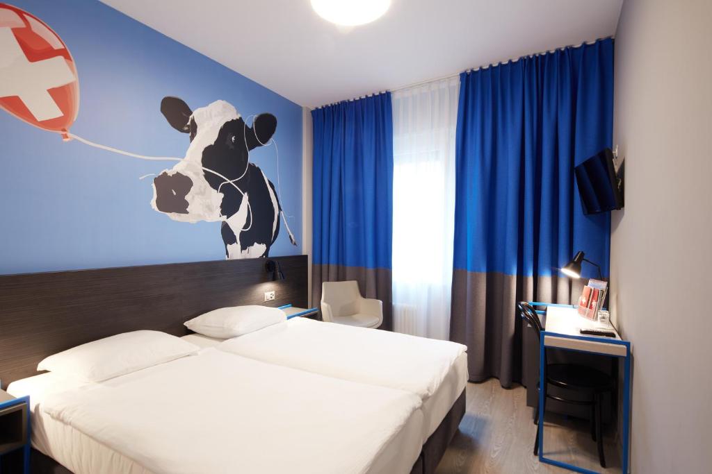 洛桑水晶饭店的卧室配有一张墙上牛头的床