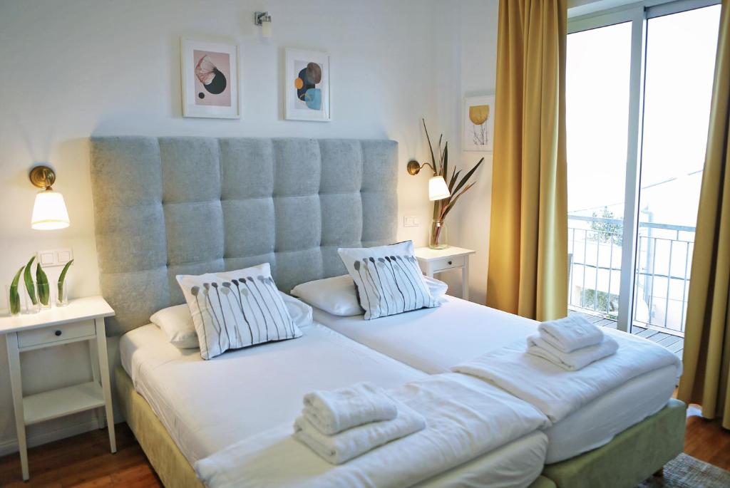 扎达尔德尔芬酒店的一间卧室设有一张大床和大窗户