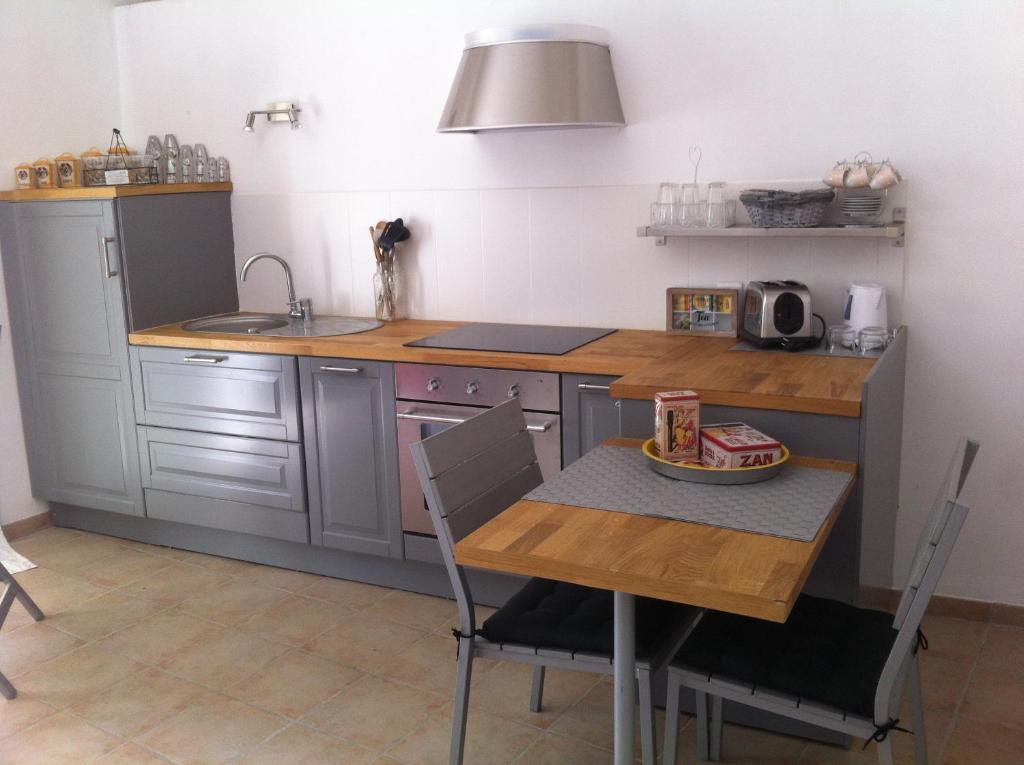 BaudinardBastide Saint Jean Baptiste的厨房配有桌子、水槽和台面