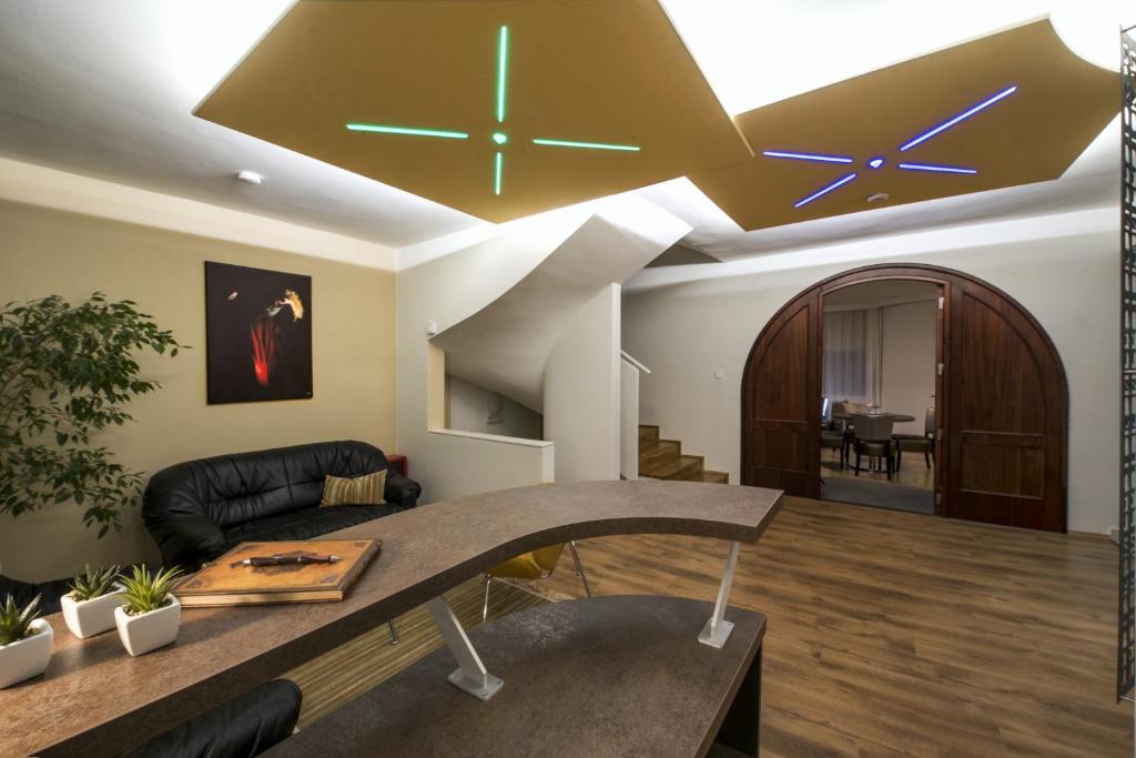 埃格尔Herbstyle的带沙发和天花板的客厅