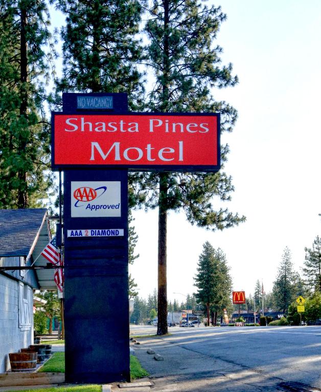 Shasta Pines Motel &amp; Suites的证书、奖牌、标识或其他文件
