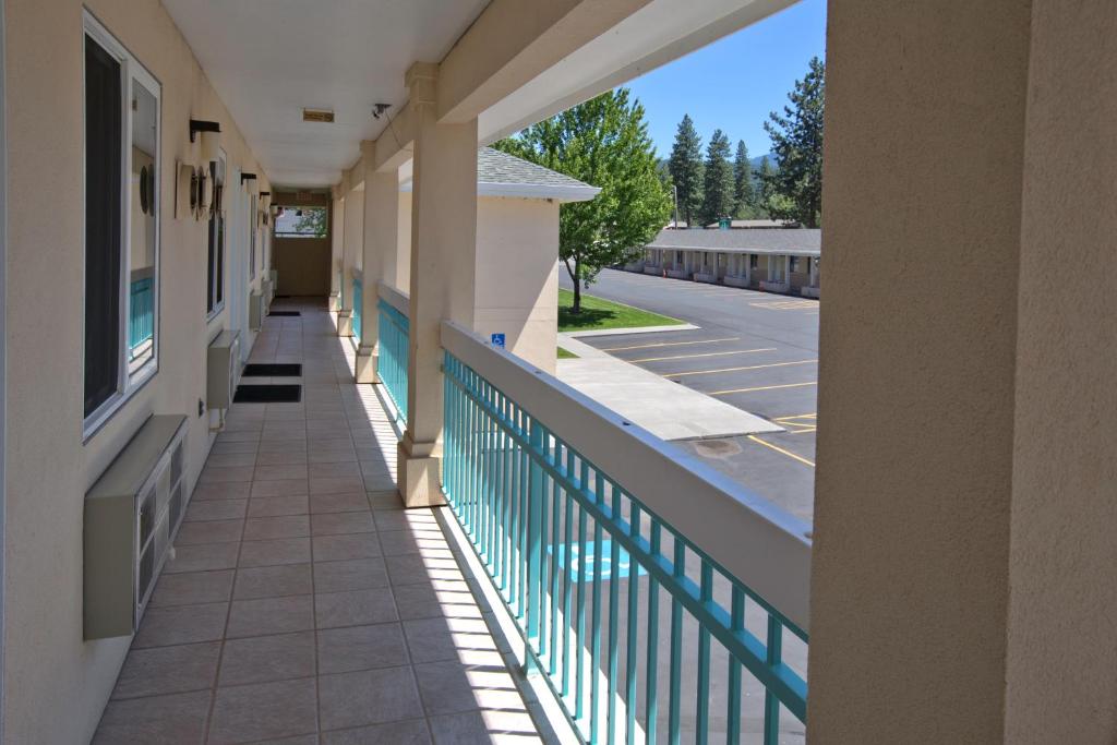 Shasta Pines Motel &amp; Suites的阳台或露台
