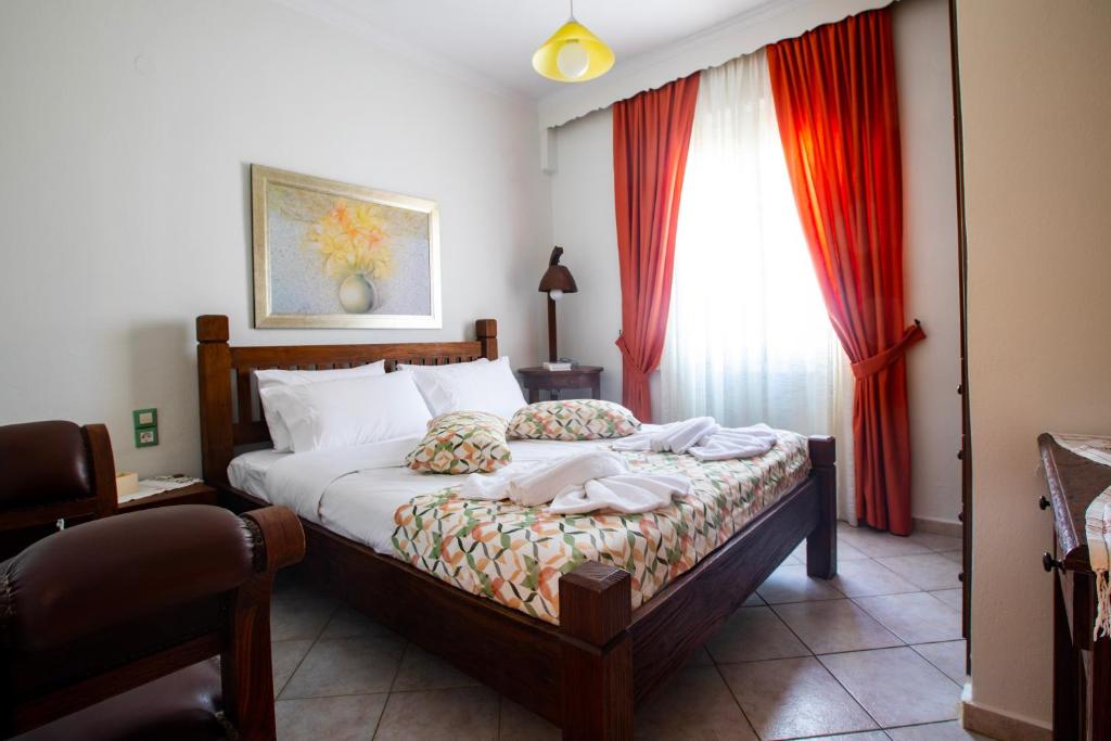 帕诺尔莫斯雷斯蒙城堡公寓的一间卧室配有床和红色窗帘的窗户