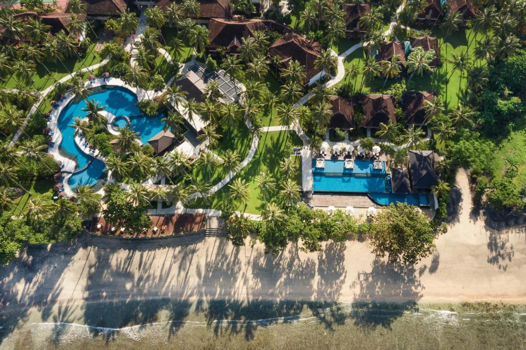 圣吉吉洛姆布克假日酒店的享有度假村游泳池的顶部景致