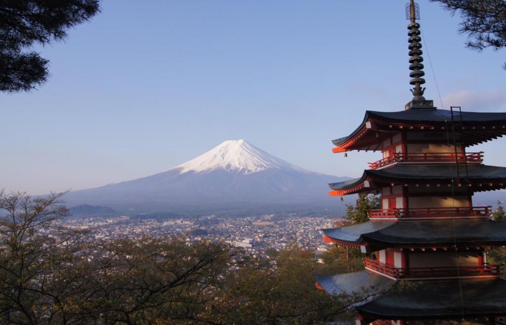 富士吉田市富士山結アパートメント的一座以山为背景的宝塔
