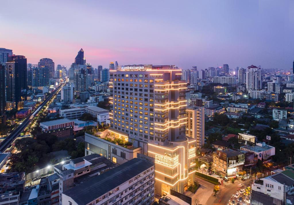 曼谷曼谷日航酒店的城市的一座有灯光的建筑