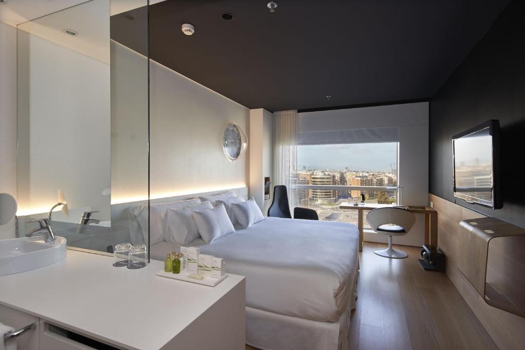 巴塞罗那桑特斯巴塞罗酒店的酒店客房设有床和水槽