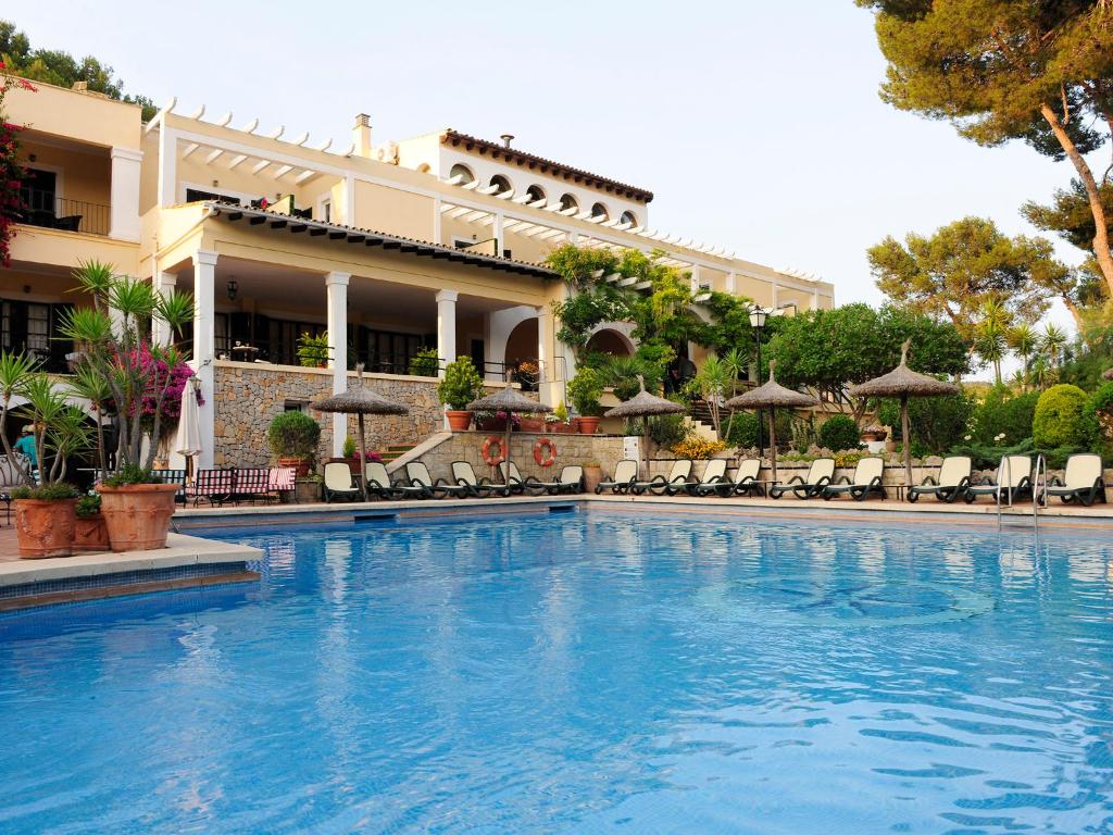 帕格拉巴伊亚酒店的酒店前方的大型游泳池