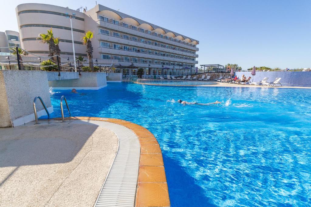 坎皮卡福特Eix Platja Daurada Hotel & SPA的一座大建筑前的游泳池